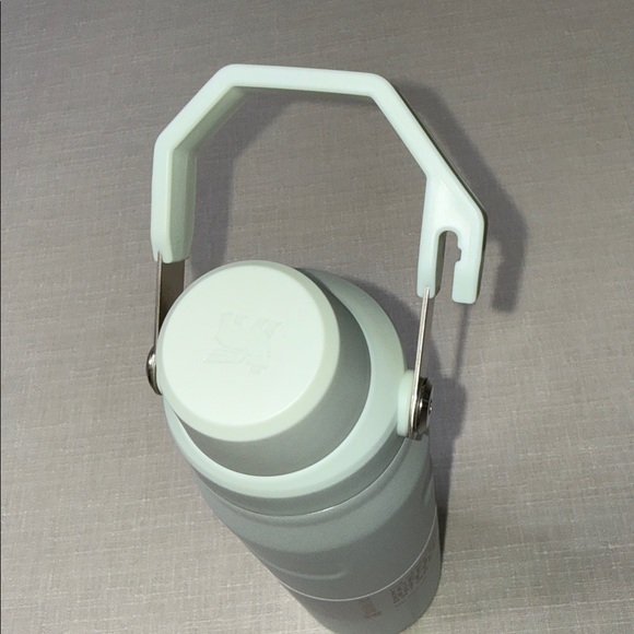 Stanley IceFlow (Fast Flow Lid) Bottle in Mint Green - Picture 3 of 6